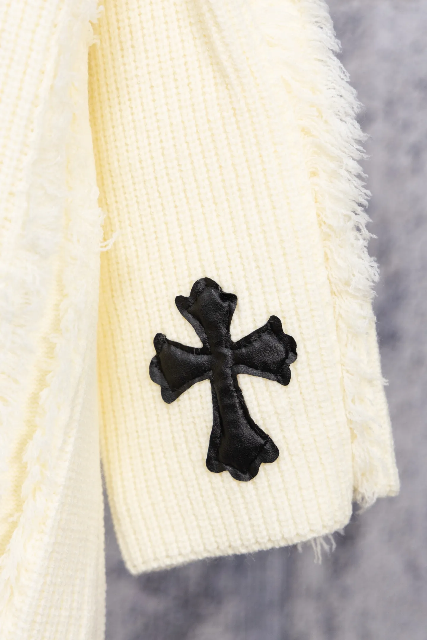 P280 Chrome Hearts CH Chrome Hearts 2026 new style, super heavy-duty Chrome Hearts large sweater with a cross atmosphere, thick stitched round neck patchwork sweater, soft and comfortable fabric, no skin-pricking feeling, loose, comfortable and stylish, warm and high-end to wear, the appearance can easily beat all versions on the market, you will definitely not be able to put it down when you get the real thing, the skin-to-skin feeling is very real! The iconic brand logo decoration on the chest, the pattern is detailed and clear, the craftsmanship is exquisite and perfect, exuding temperament, charm and luxury, and the fashionable atmosphere is overwhelming! A super versatile and durable knitted sweater, the upper body is very fashionable and age-reducing. It is perfect regardless of age or gender. It can be easily controlled by any figure. It is very eye-catching whether worn alone or layered, making you easily become the focus of the crowd! Color: White Size: M L XL